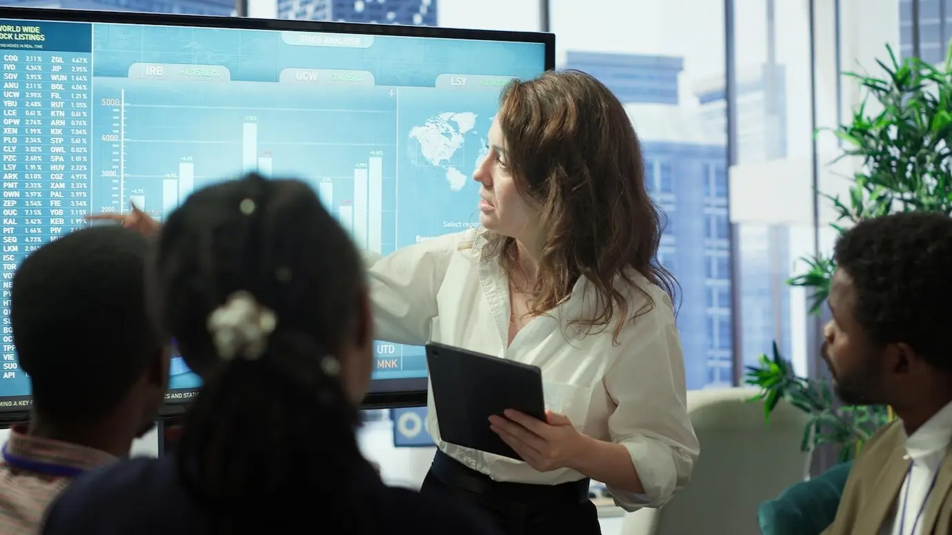 Члены консультативного совета встречаются в зале заседаний, чтобы выработать план будущего развития.