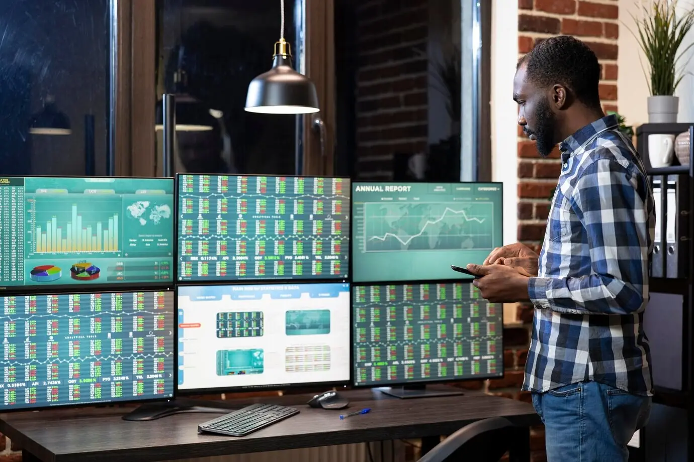 Финансовый аналитик анализирует тенденции валютного рынка.