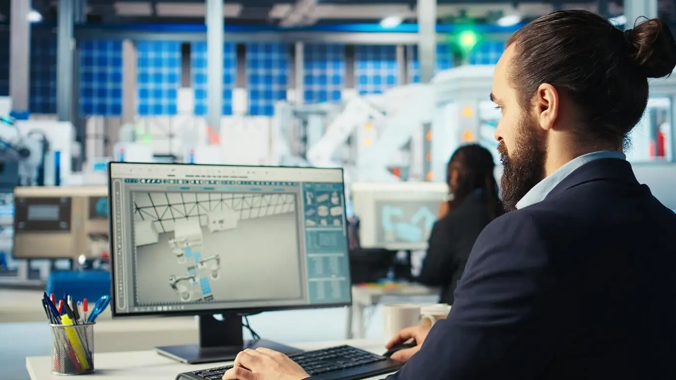 Инженер на фотовольтаическом заводе использует ПК для диагностики систем.