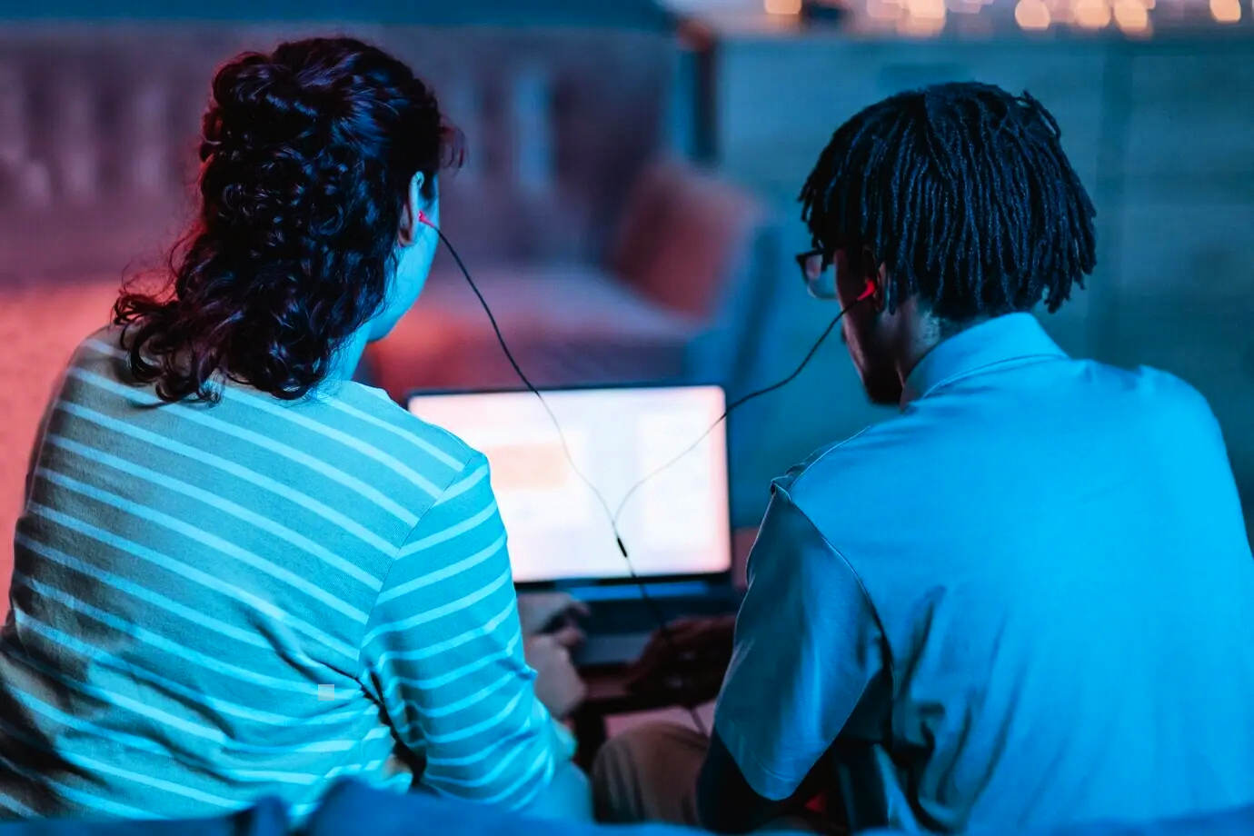 Muro de notas adhesivas que prioriza riesgos en logística y cadena de suministro